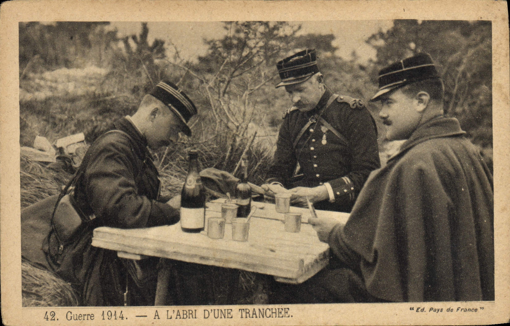 CPA Militaria Guerre A L'Abri D'une Tranchee