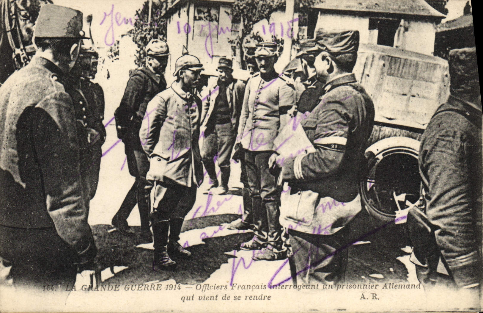VINTAGE POSTCARD Militaria French the Offliciers Great War questioning a German prisoner who has just gone
