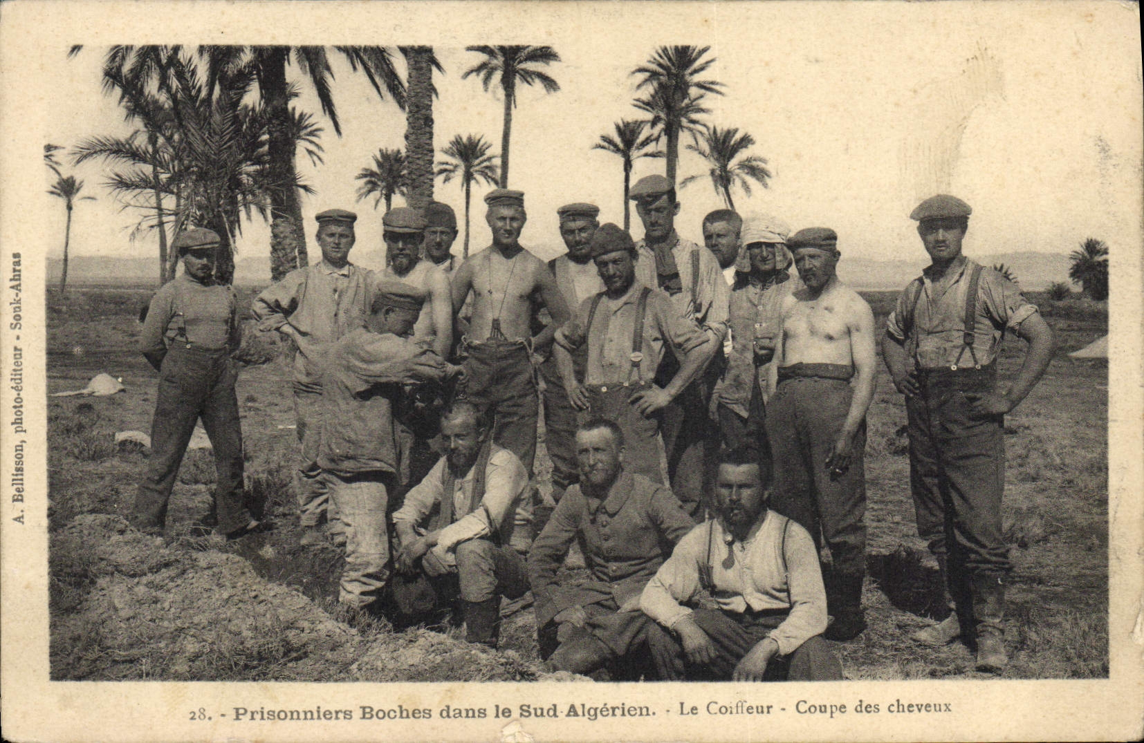 La POSTAL Militaria Prisonniers Boches de la VENDIMIA en el sur argelino el peluquero corta el pelo de Algerie