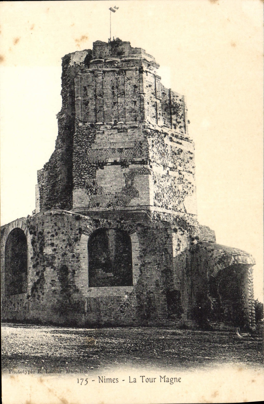 CPA Nimes La Tour Magne