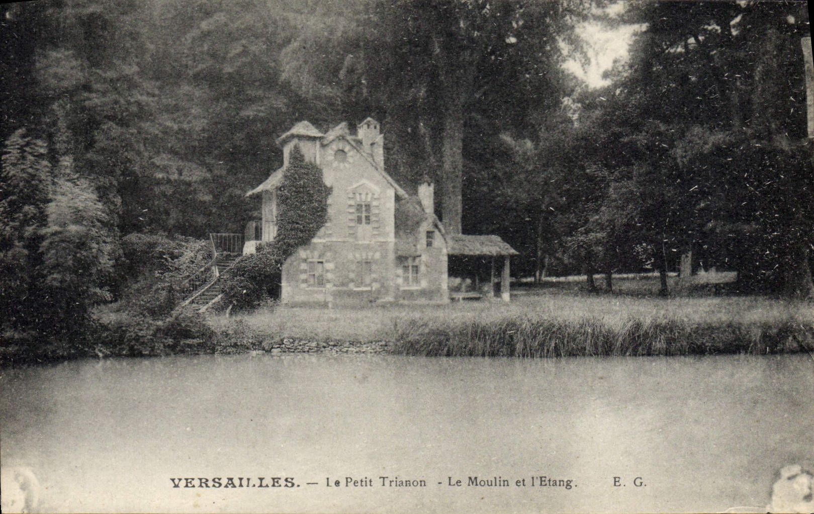 CPA Versailles Le Petit Trianon Le Moulin Et I'Etang
