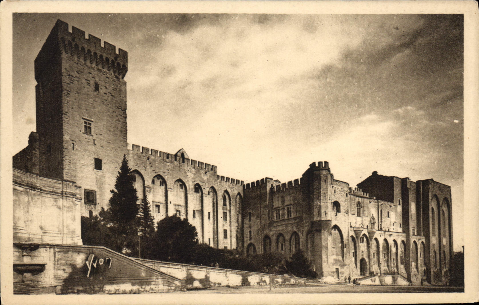 VINTAGE POSTCARD Avignon Principal Frontage Of the Palate Of the Popes