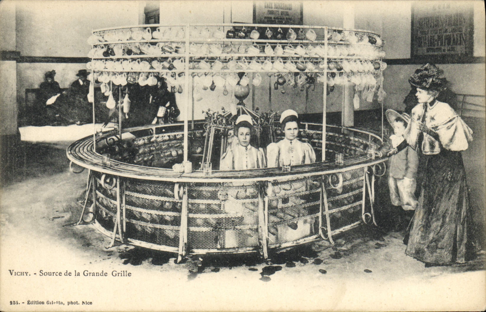 CPA Thermalisme Vichy Source de la grande grille 