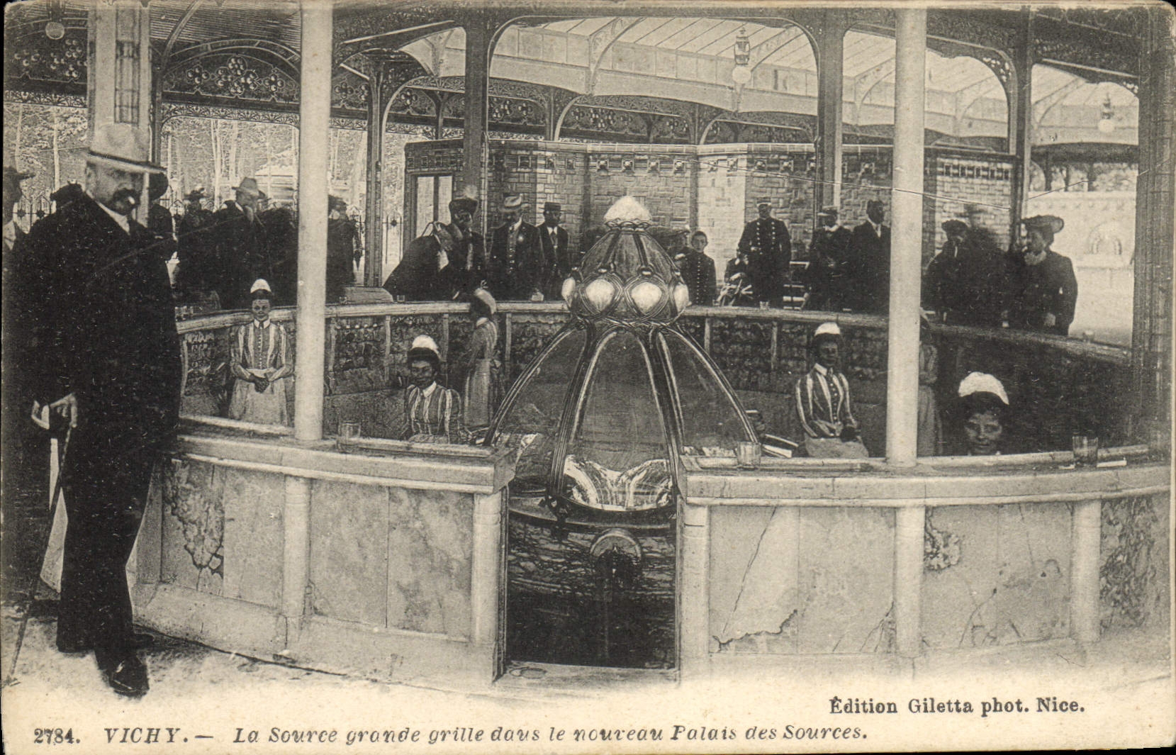CPA Thermalisme Vichy La source grande grille dans le nouveau palais des sources 