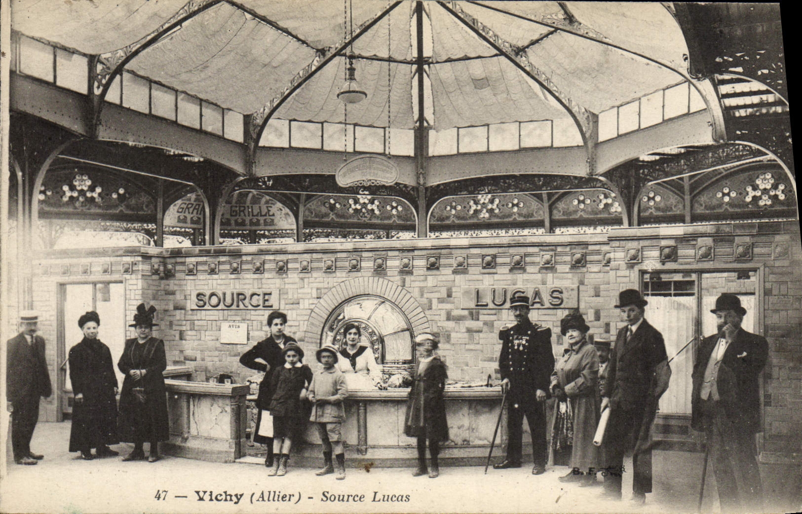 CPA Thermalisme Vichy Source lucas 