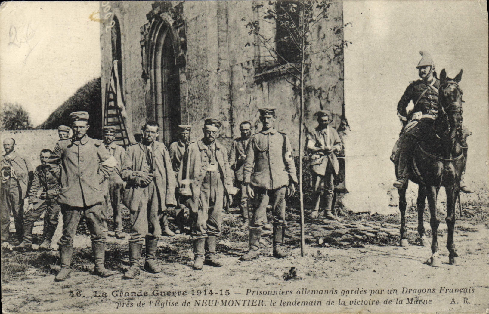 CPA Militaria Prisonniers allemands gardes par les Dragons francais pres de l'eglise de Neufmoutier