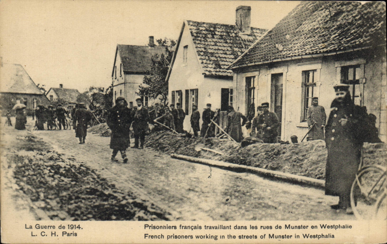 CPA Militaria Prisonniers francais travaillant dans les rues de Munster en Westphalie 