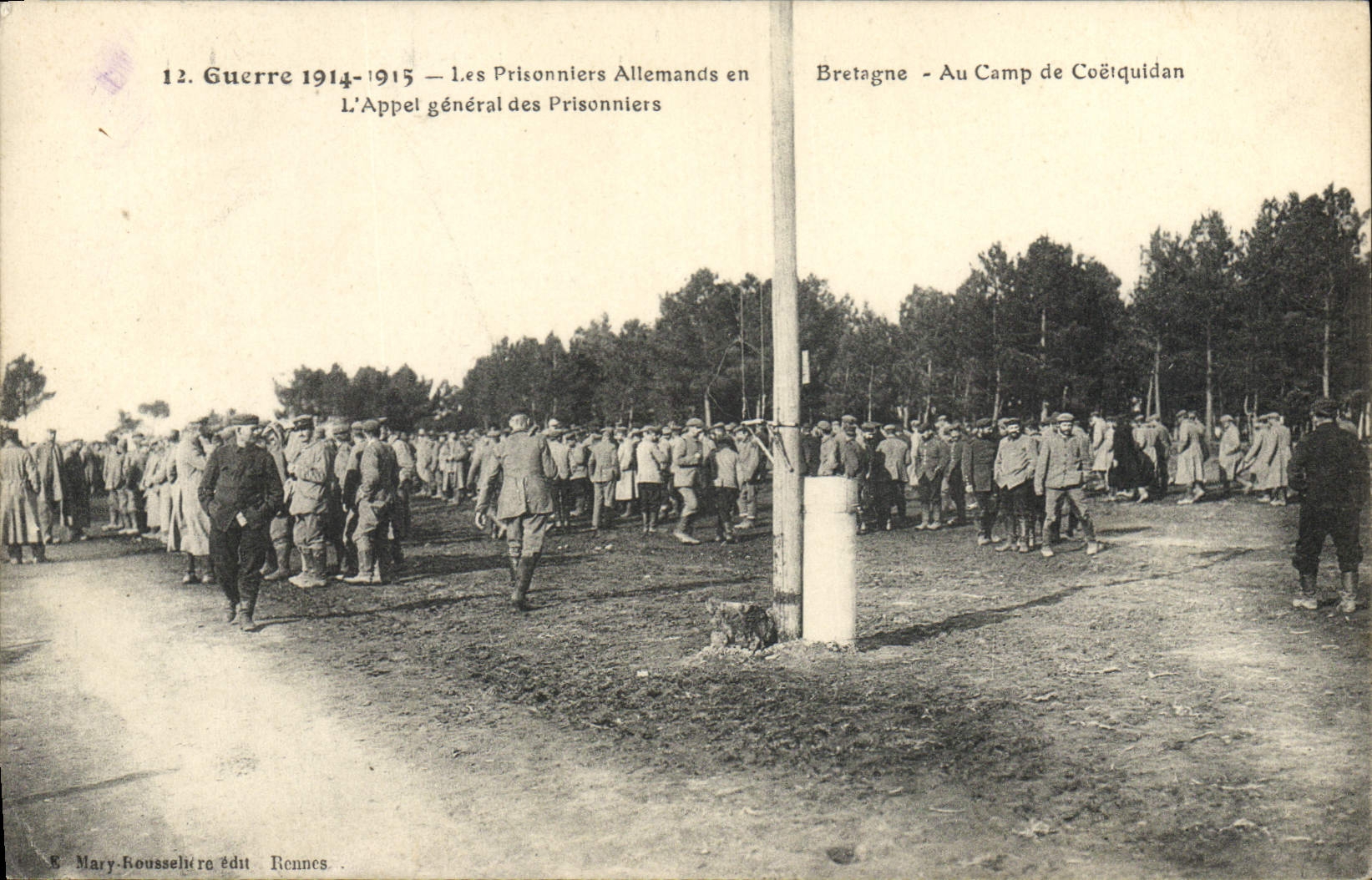 CPA Militaria Les Prisonniers allemands en Bretagne Au camp de Coetquidan L'appel general des prisonniers