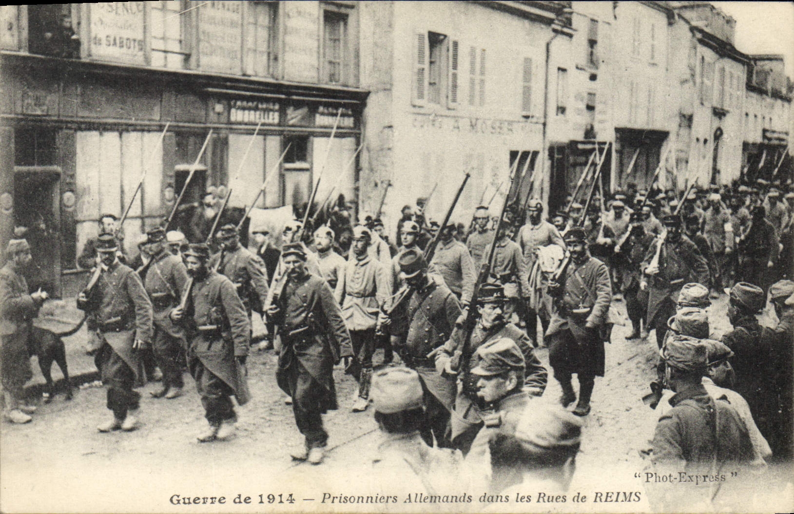 Presos alemanes de Militaria de la POSTAL de la VENDIMIA en las calles de Reims