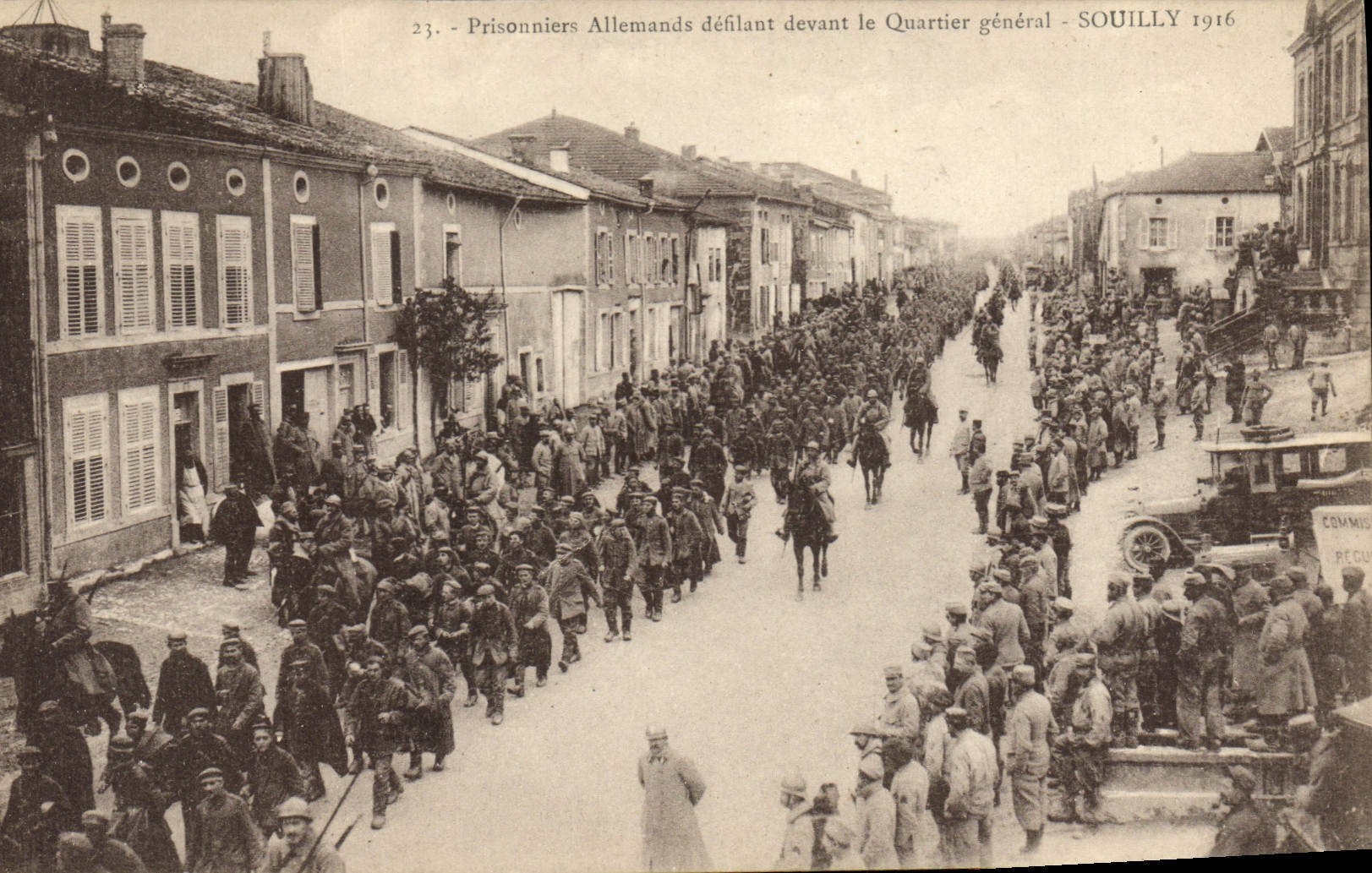 CPA Militaria Prisonniers allemands defilant devant le Quartier General Souilly 1916