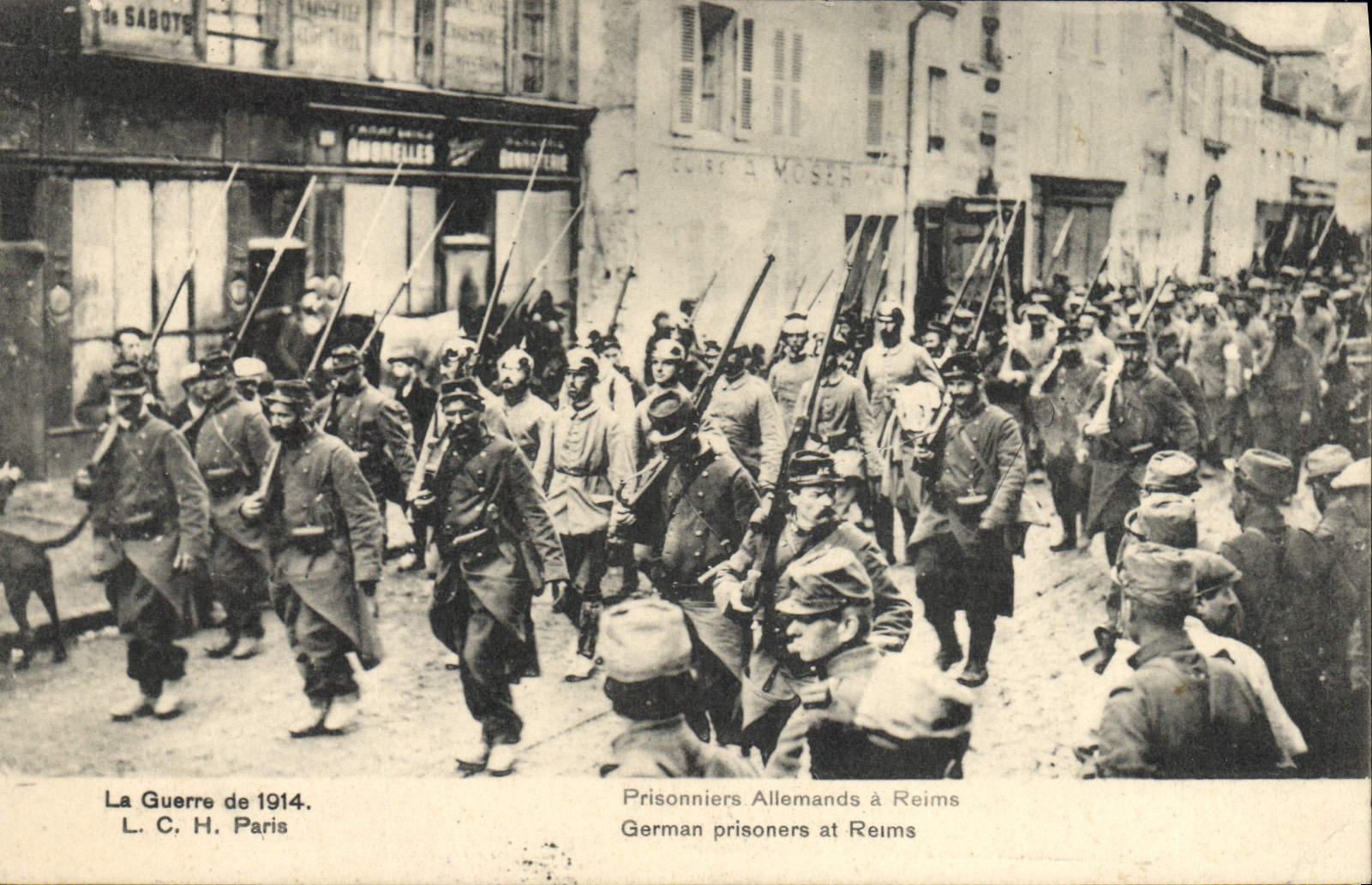 CPA Militaria Prisonniers allemands a Reims