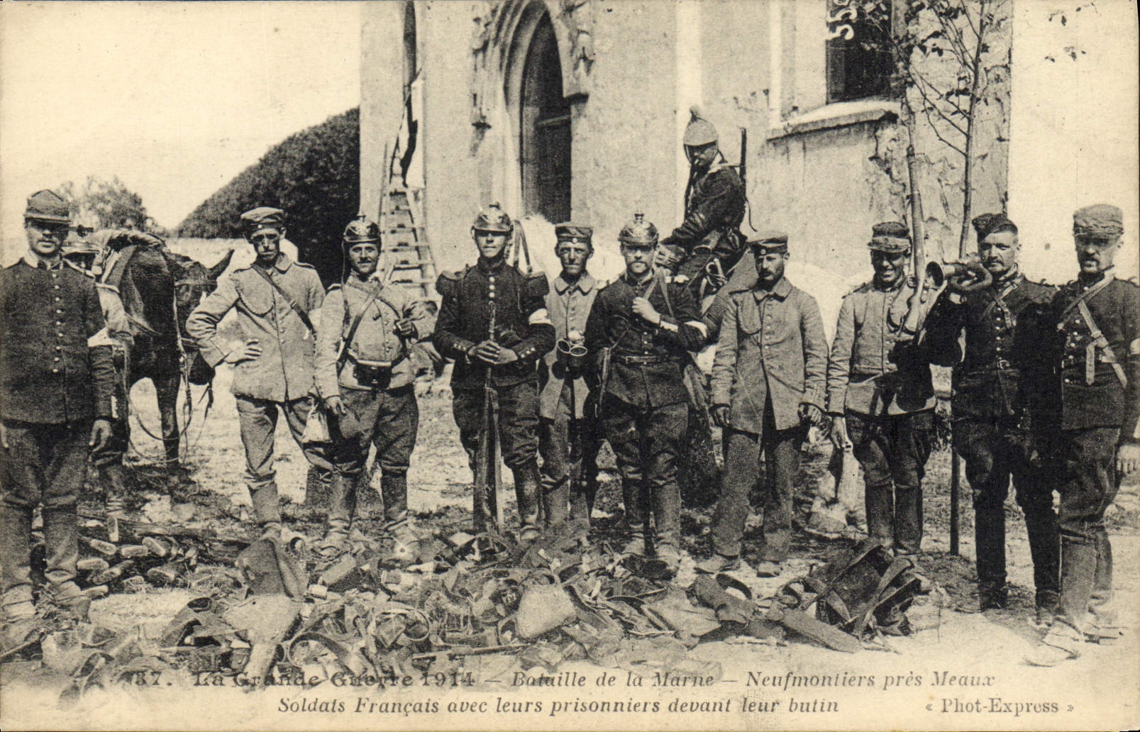 Batallas de Militaria de la POSTAL de la VENDIMIA del francés cercano de Neufmoutiers Marne Meaux Soldats con sus presos delante de sus escombros