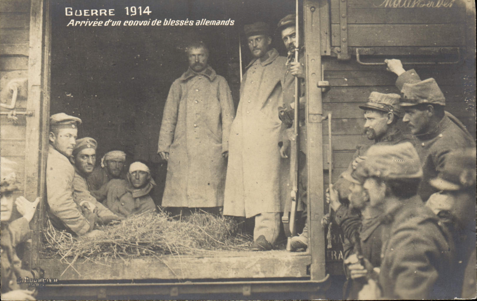 CPA Militaria Arrivee d'un convoi de blesses allemands