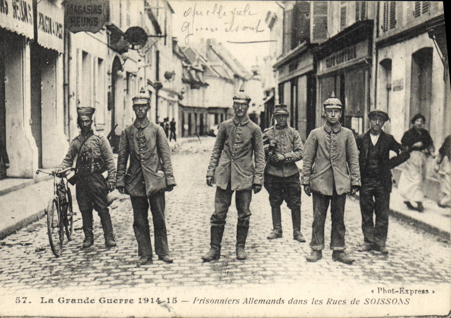 CPA Militaria Prisonniers allemands dans les rues de Soissons