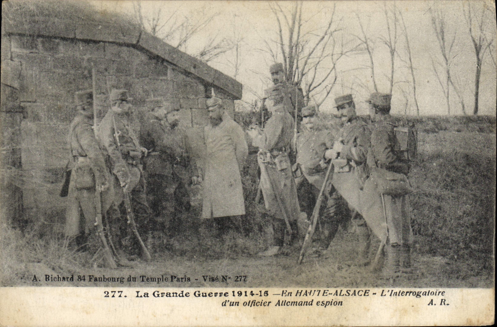 CPA Militaria En Haute Alsace L'interrogatoire d'un officier allemand espion 