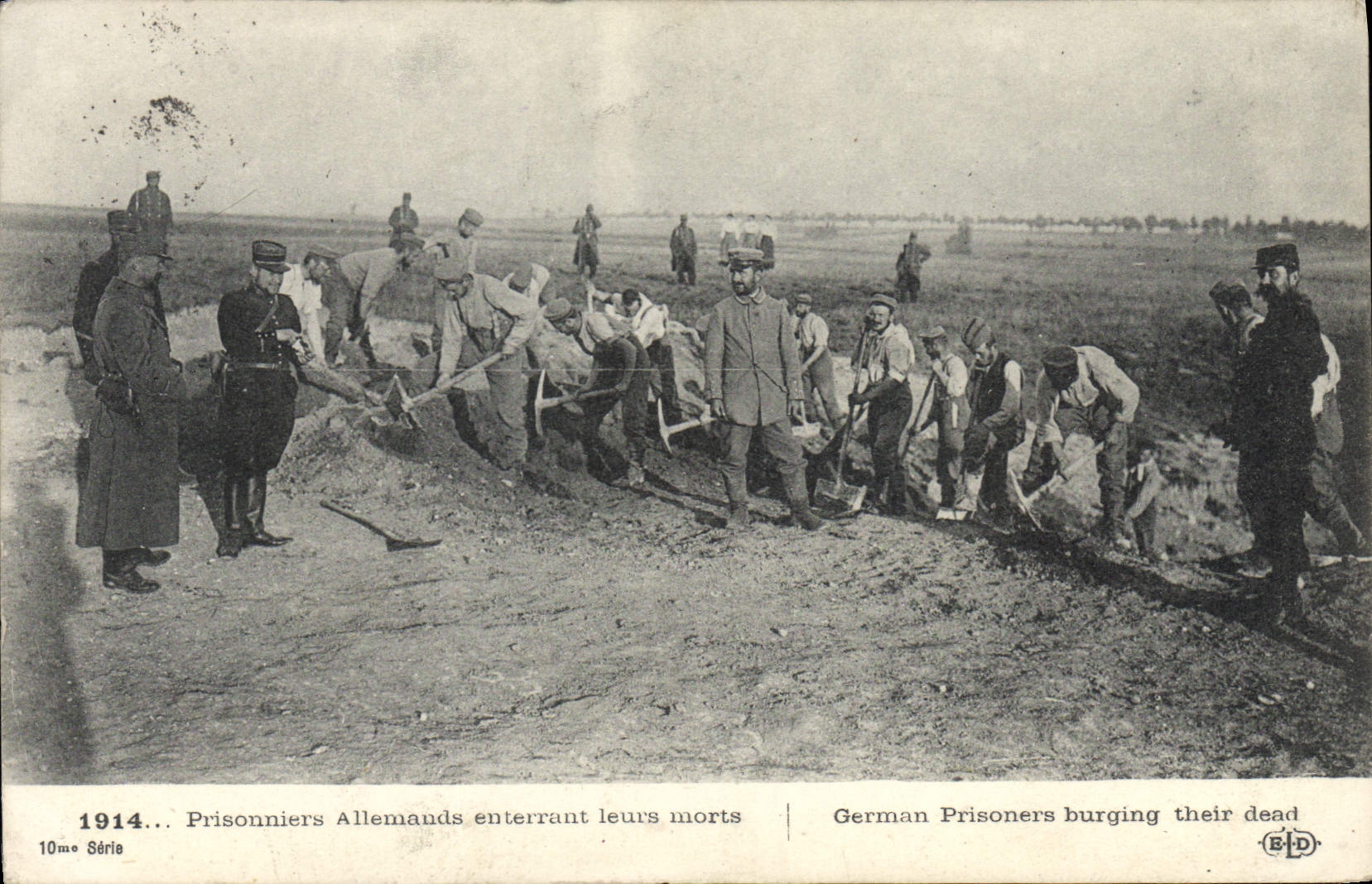 CPA Militaria Prisonniers allemands enterrant leurs morts 