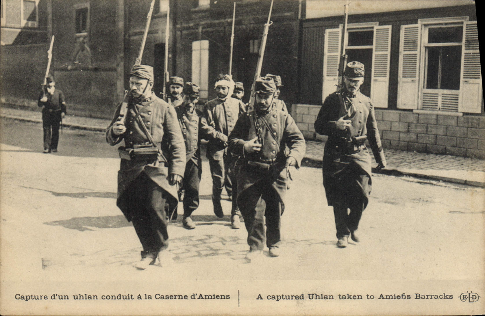 Capturas de Militaria de la POSTAL de la VENDIMIA de urbano llevado a los cuarteles de Amiens