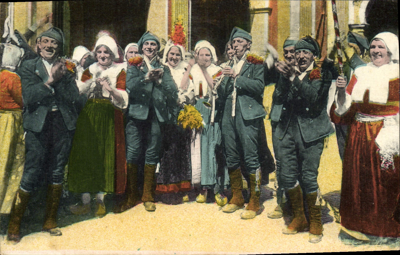 CPA Folklore Pyrenees Une noce Massatoise Massat