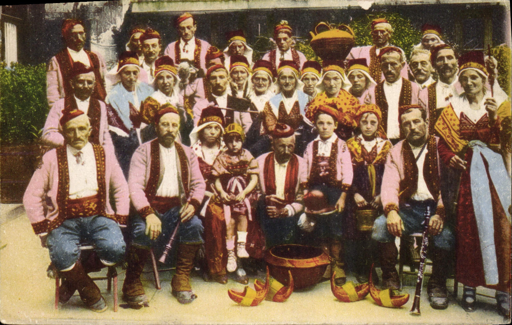 CPA Folklore Pyrenees Costumes de Bethmale Ariege
