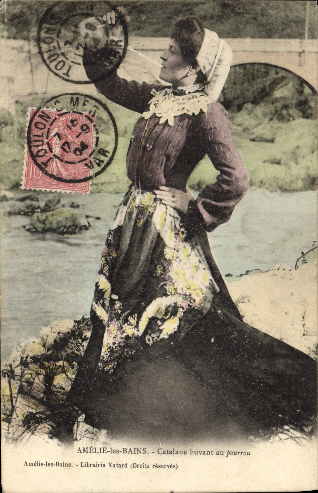 CPA Folklore Amelie les Bains Catalane buvant au pourrou 