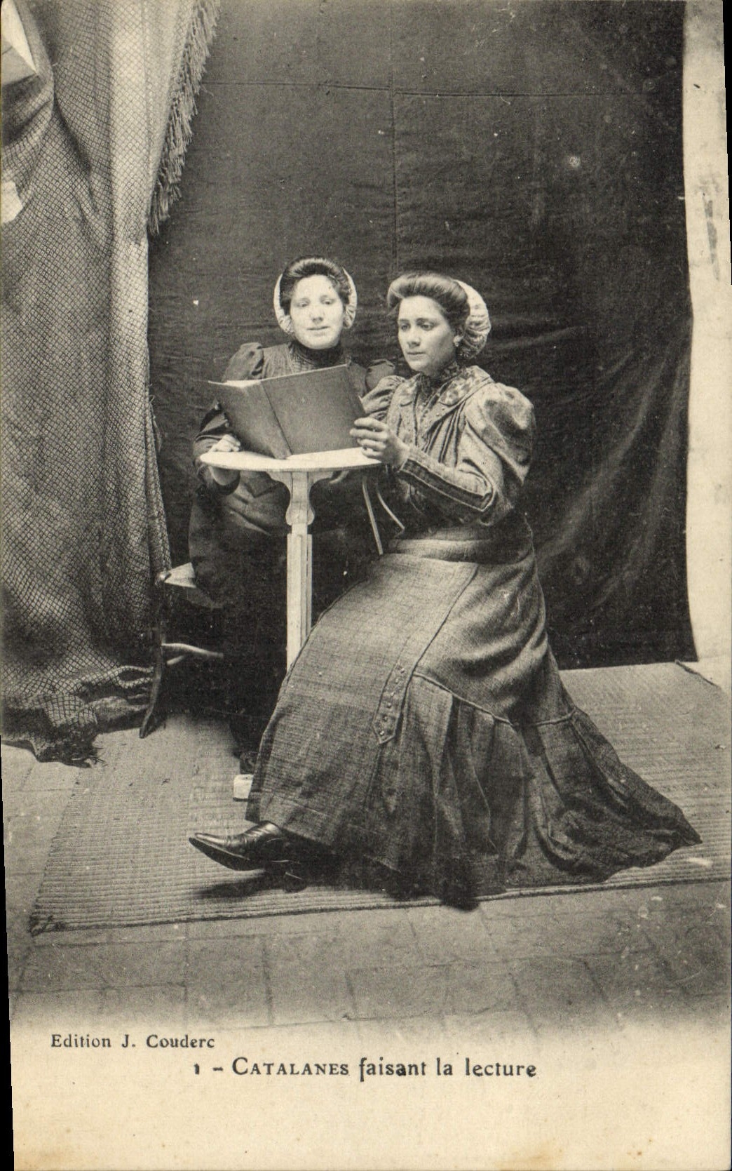 CPA Folklore Catalanes faisant la lecture