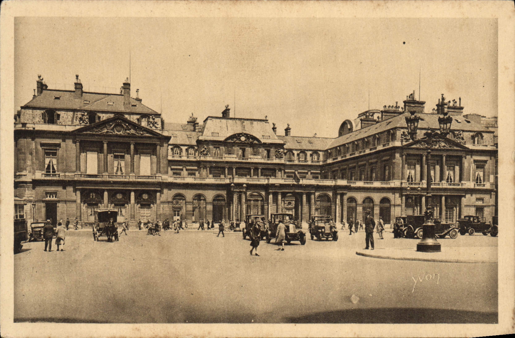 VINTAGE POSTCARD Paris the Palais Royal
