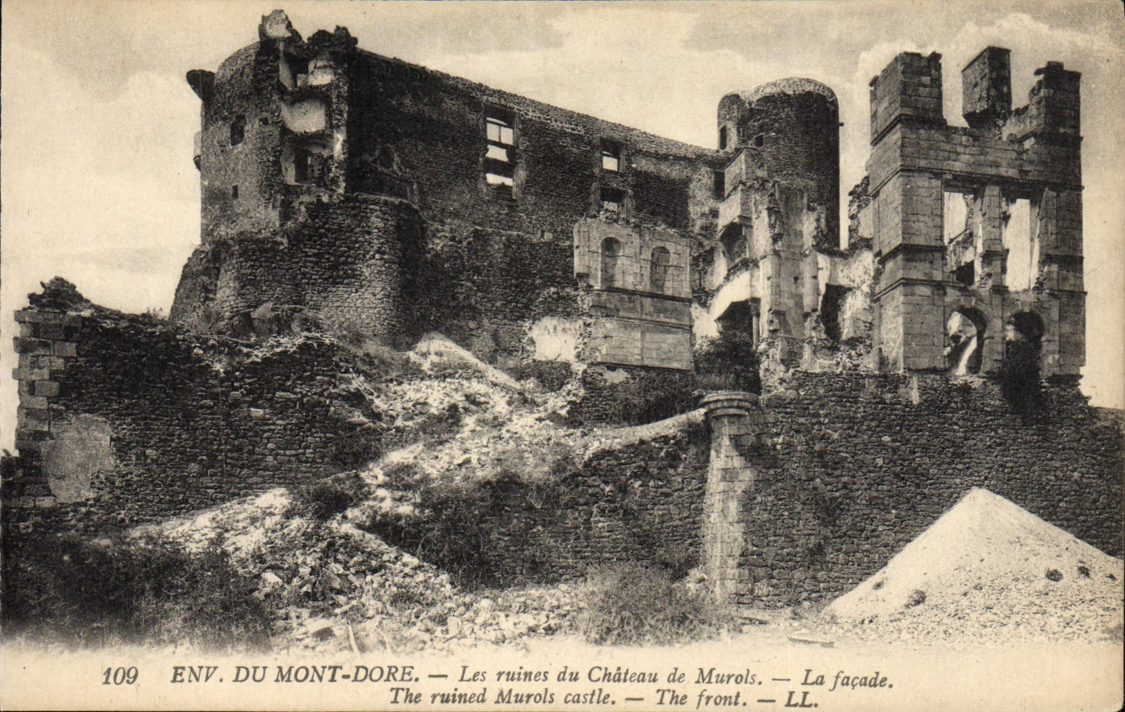 CPA Env Du Mont Dore les Ruines du Chateau de Murols La facade