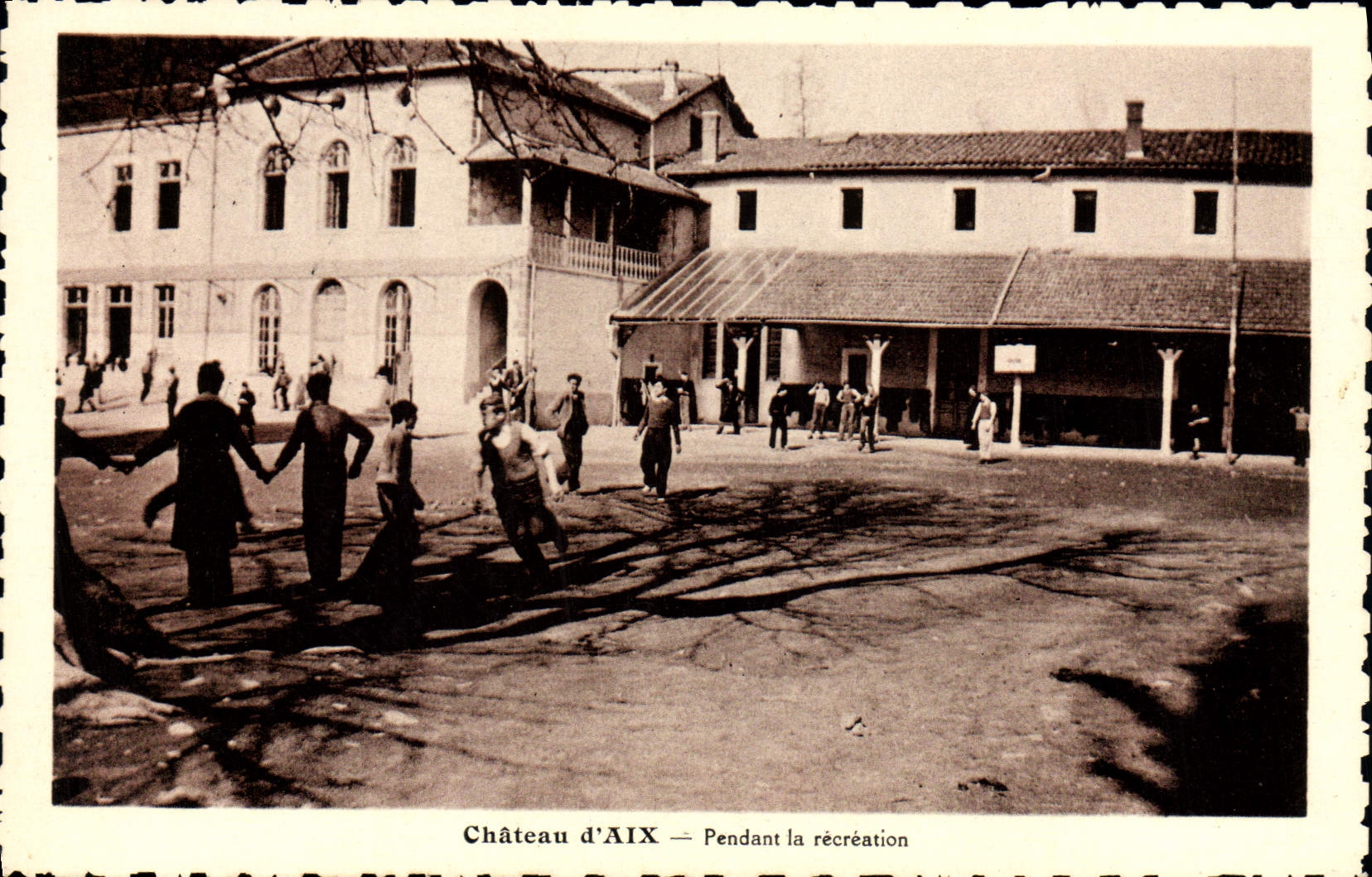 Castillo de la escuela de la POSTAL de la VENDIMIA del Aix durante la reconstrucción