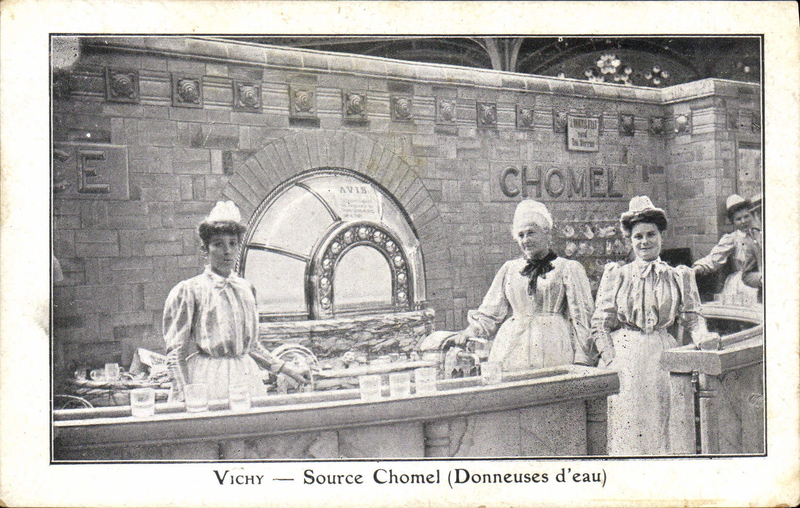 VINTAGE POSTCARD Vichy Source Chomel Donneuses of water