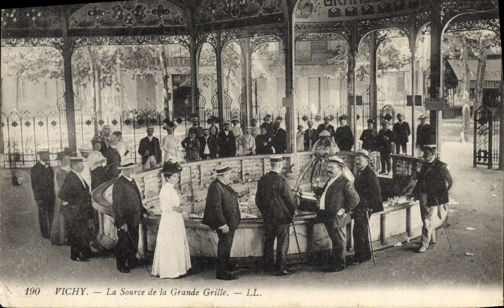 VINTAGE POSTCARD Vichy the Source Of the Large Grid