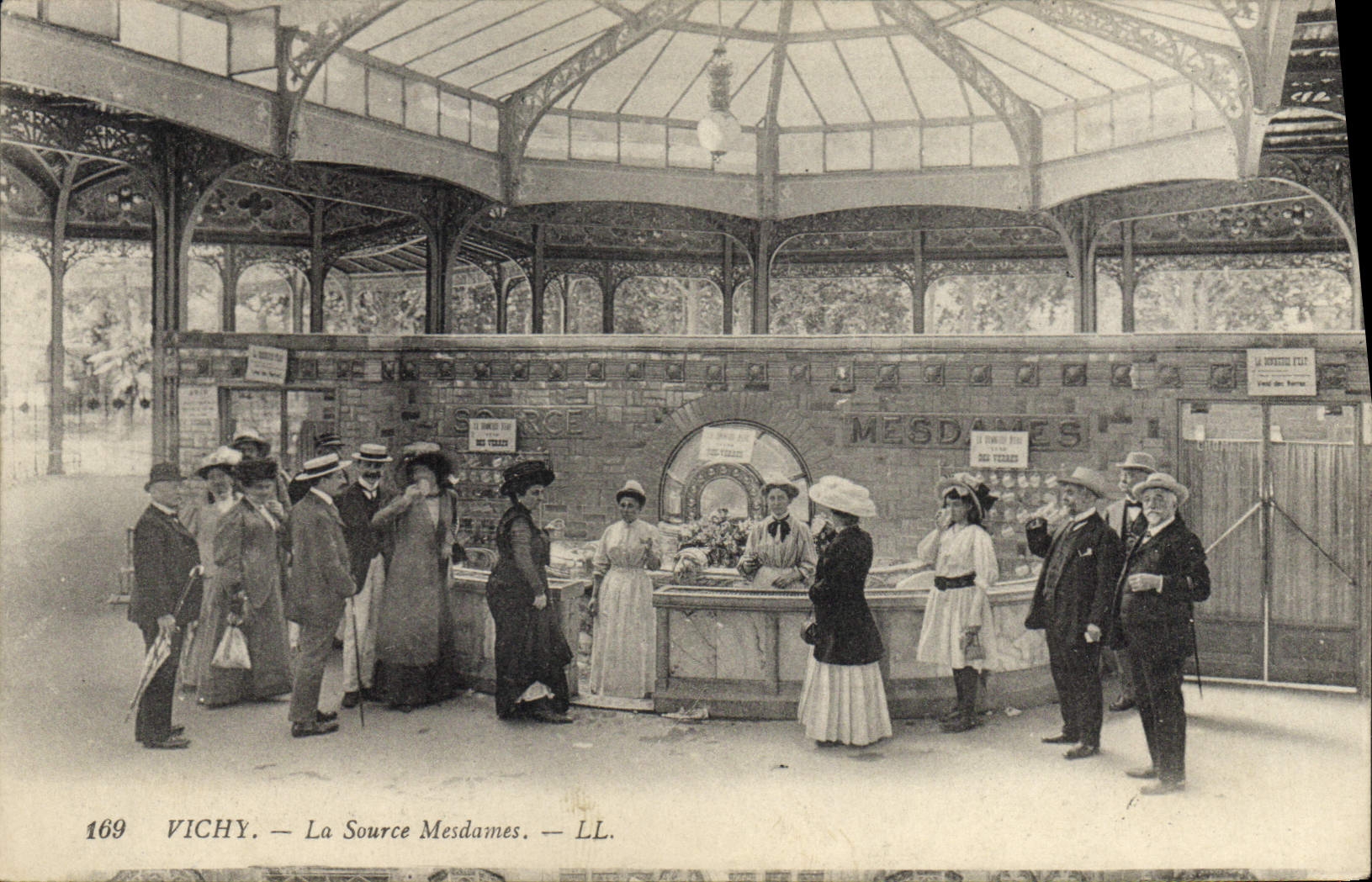 CPA Vichy La Source Mesdames