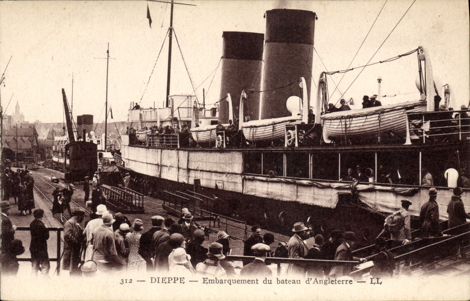 VINTAGE POSTCARD Boat Steamer Dieppe Loading of the boat of England