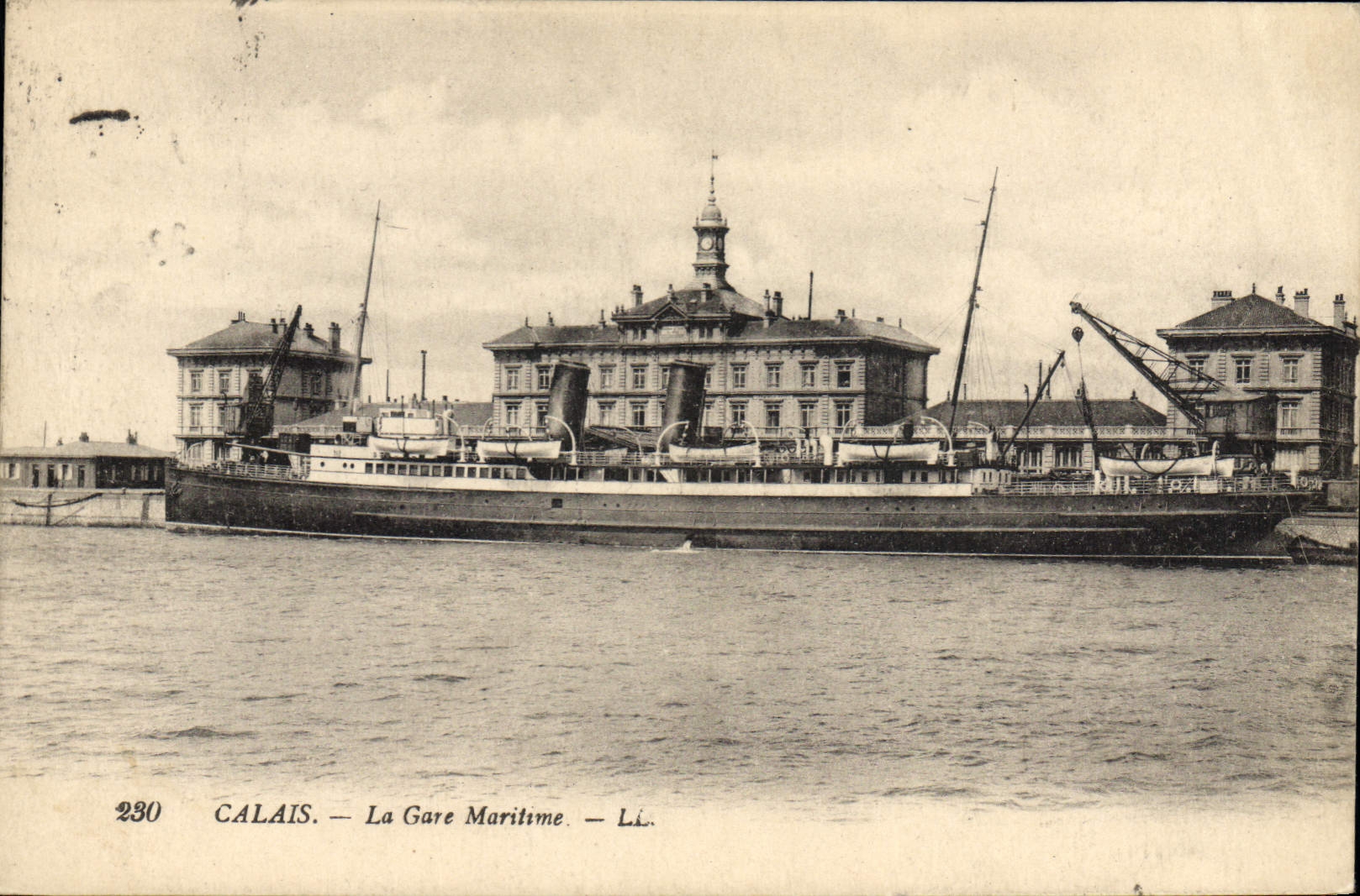 CPA Bateau Paquebot Calais La gare maritime 