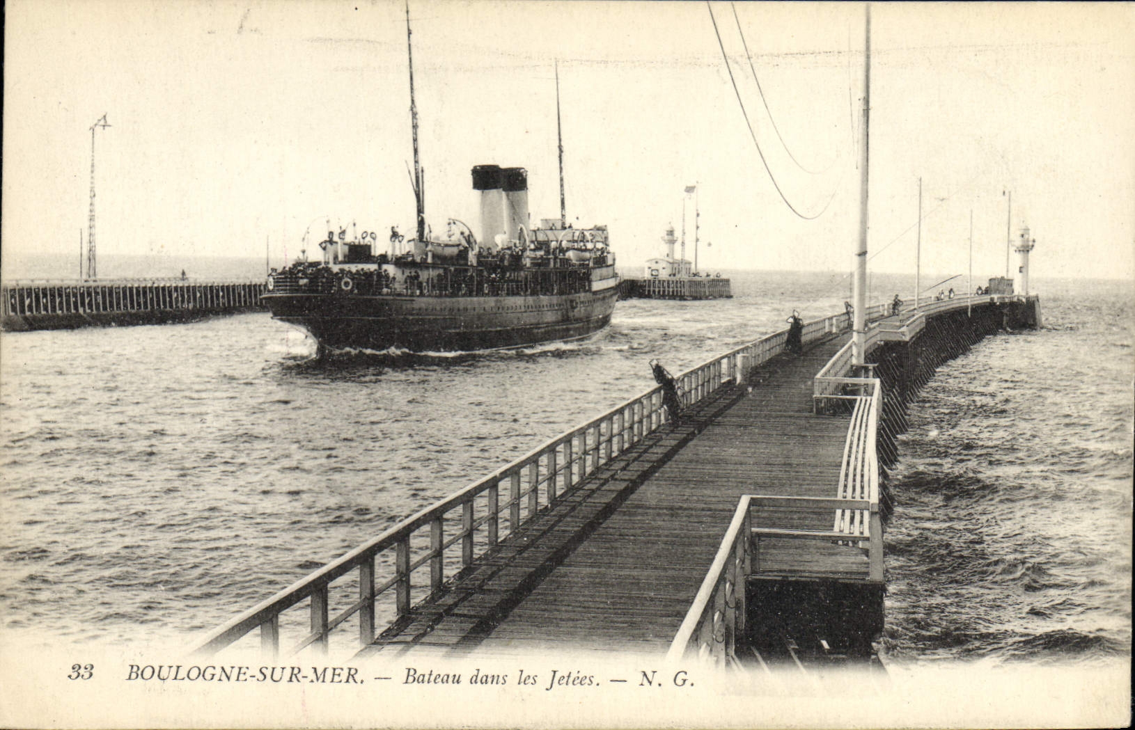 VINTAGE POSTCARD Boat Boulogne Steamer on Sea Boat in the piers