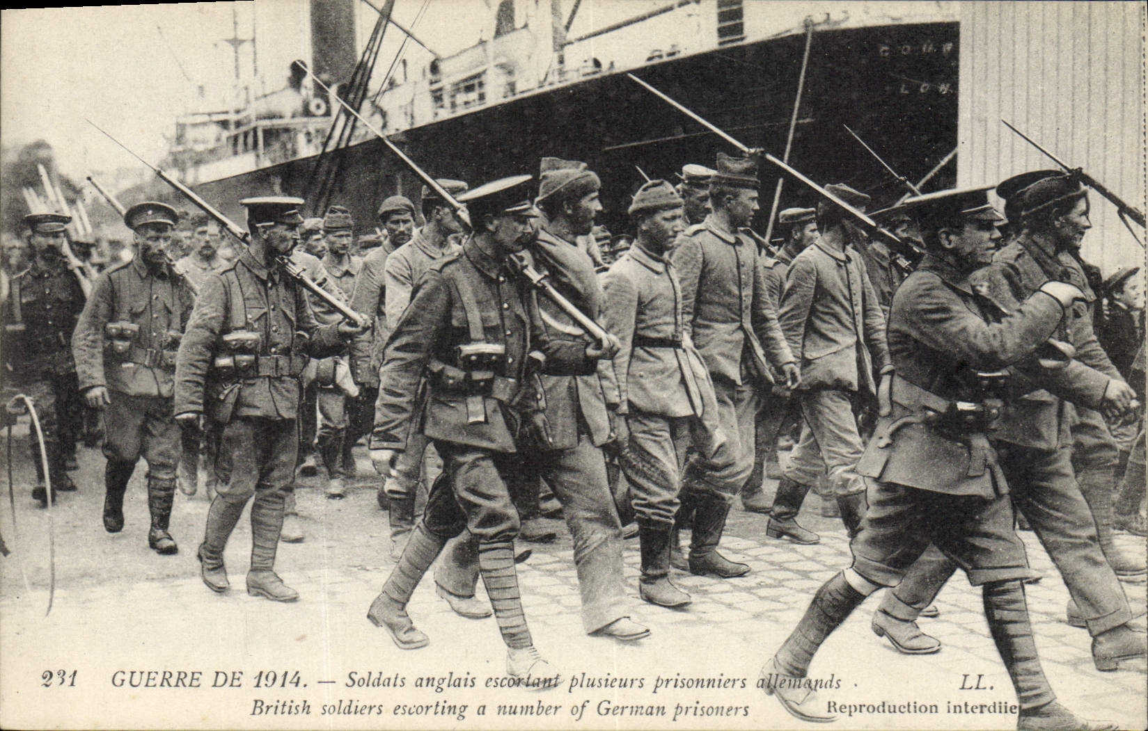CPA Militaria Soldats anglais escourant plusieurs prisonniers allemands