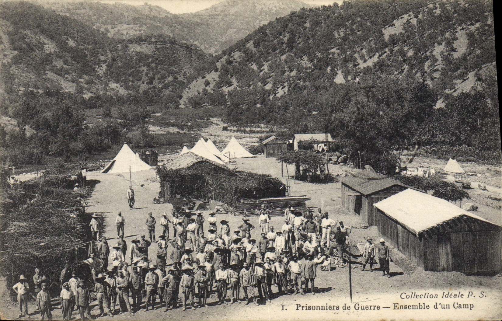 CPA Militaria Prisonniers de guerre Ensemble d'un camp 