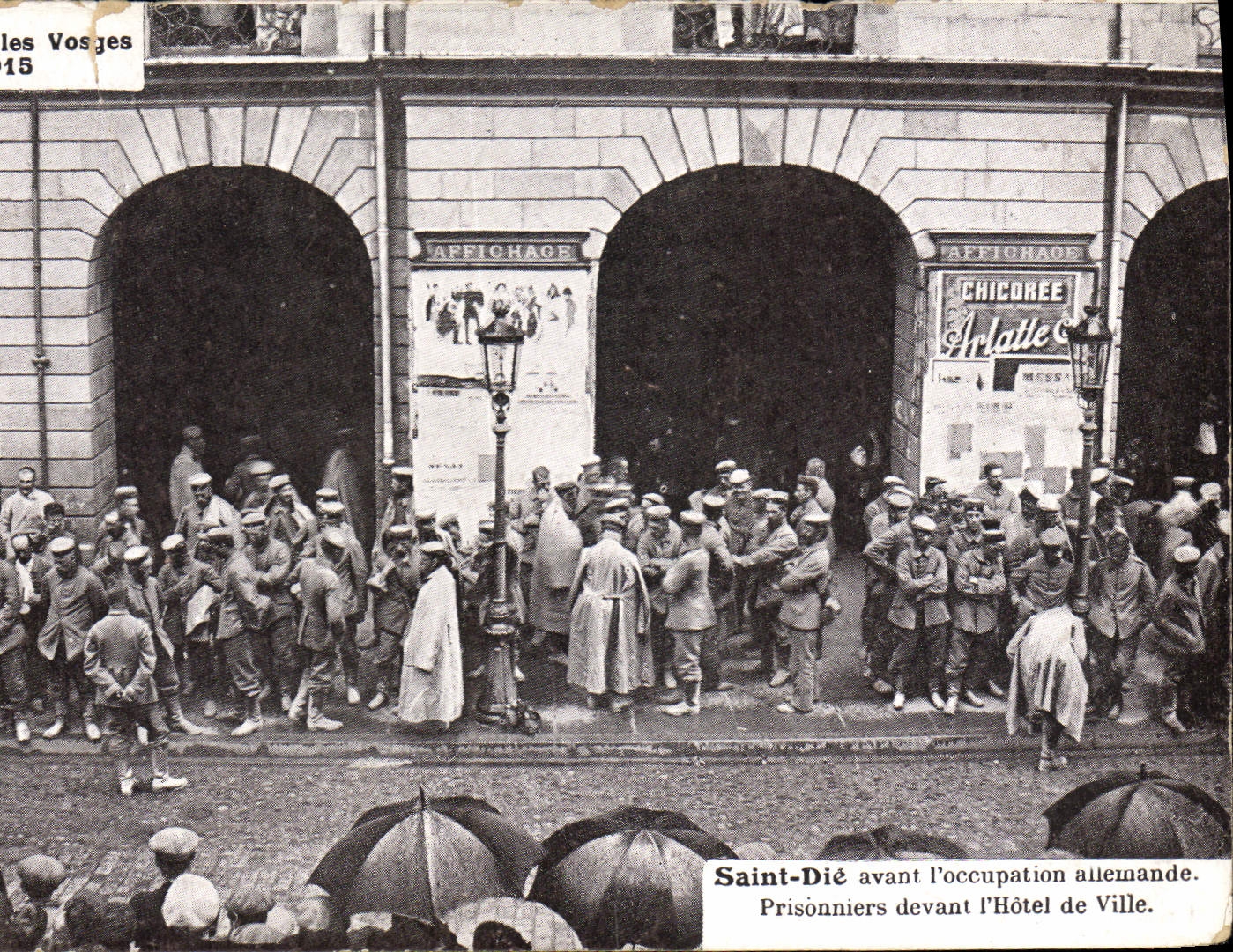 CPA Militaria Saint Die avant l'occupation allemande Prisonniers devant l'hotel de ville 