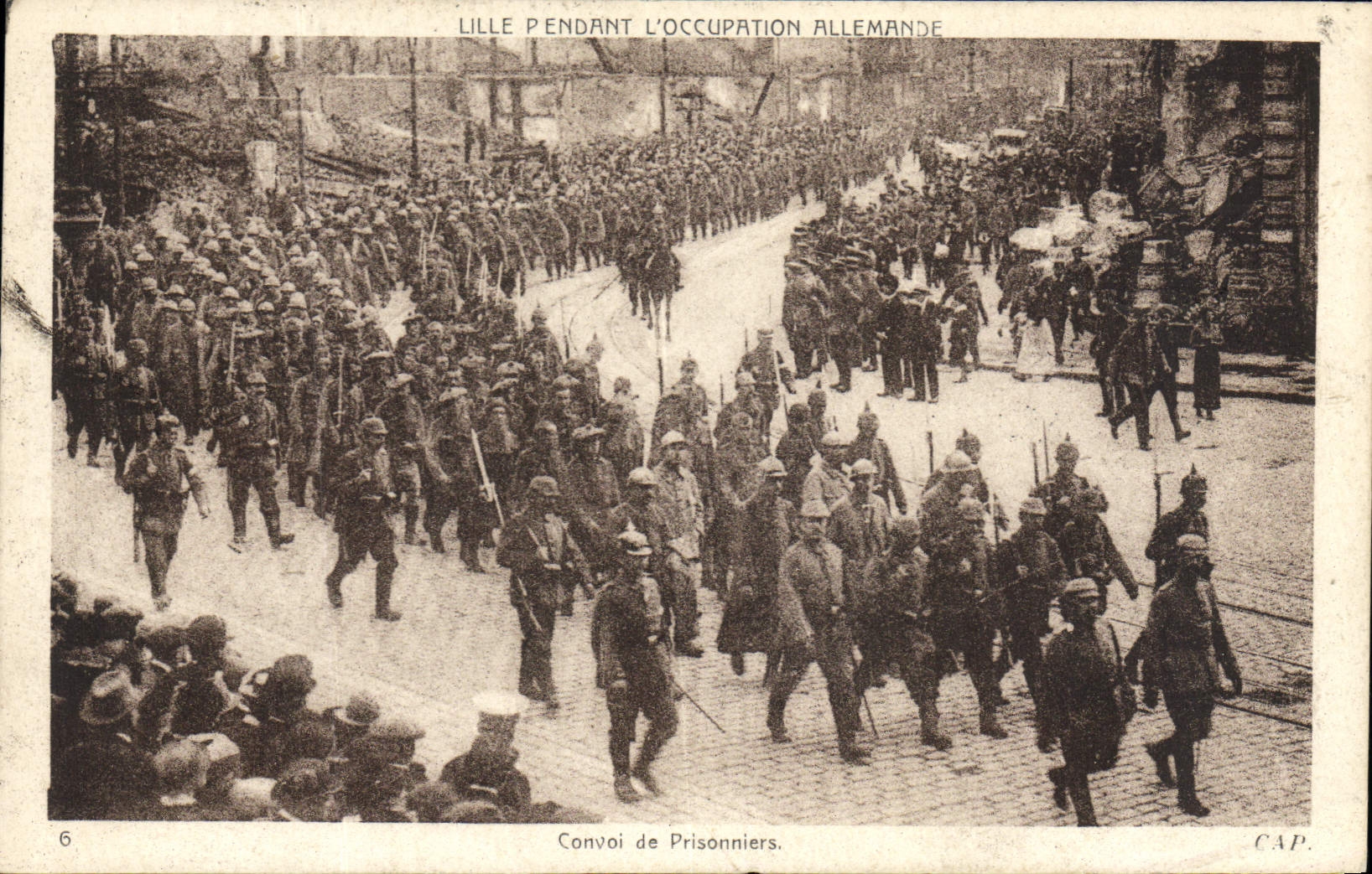 CPA Militaria Lille pendant l'occupation allemande Convoi de prisonniers 