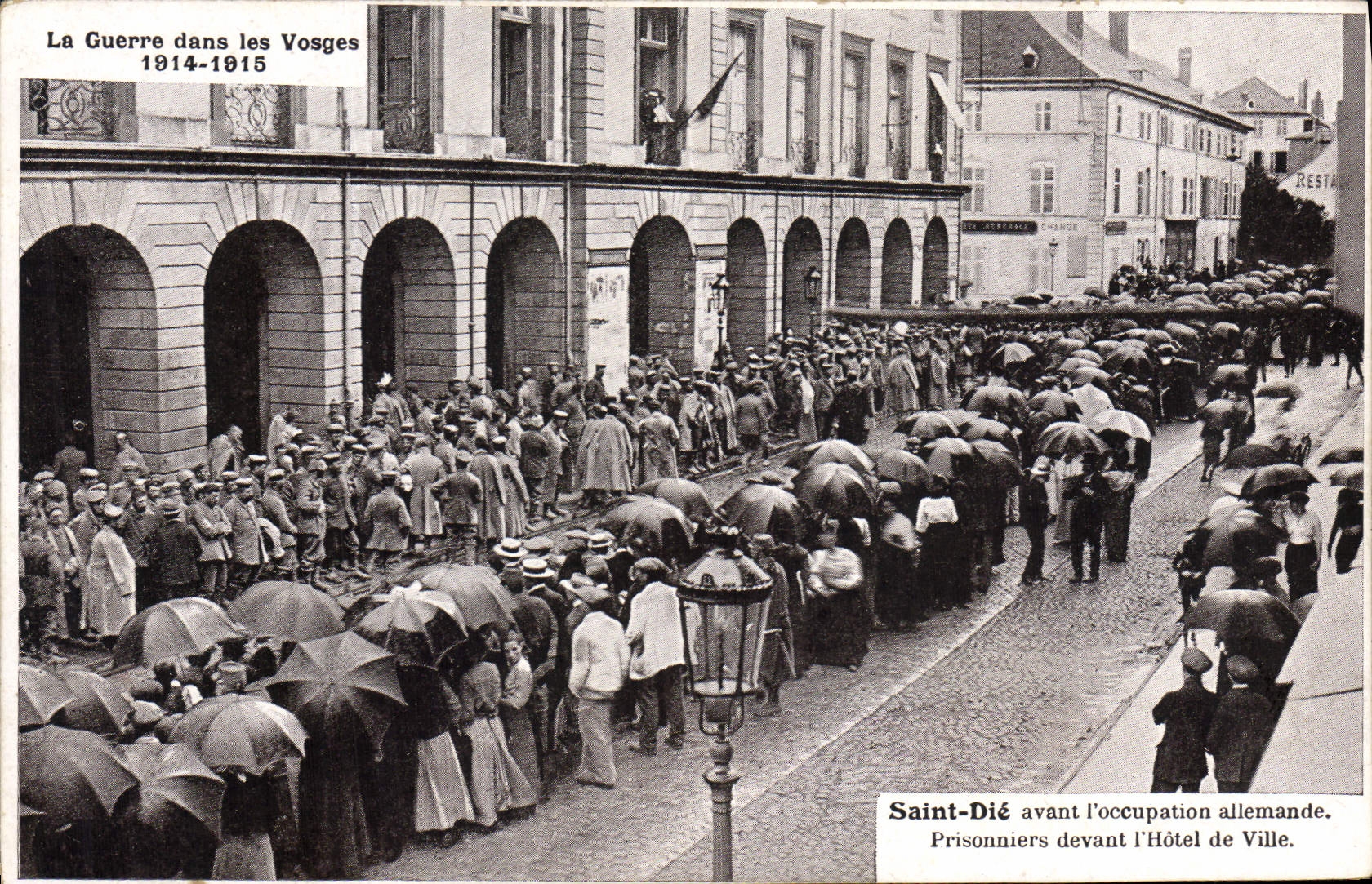 CPA Militaria La guerre dans les Vosges Saint Die avant l'occupation allemande Prisonniers devant l'hotel de ville 