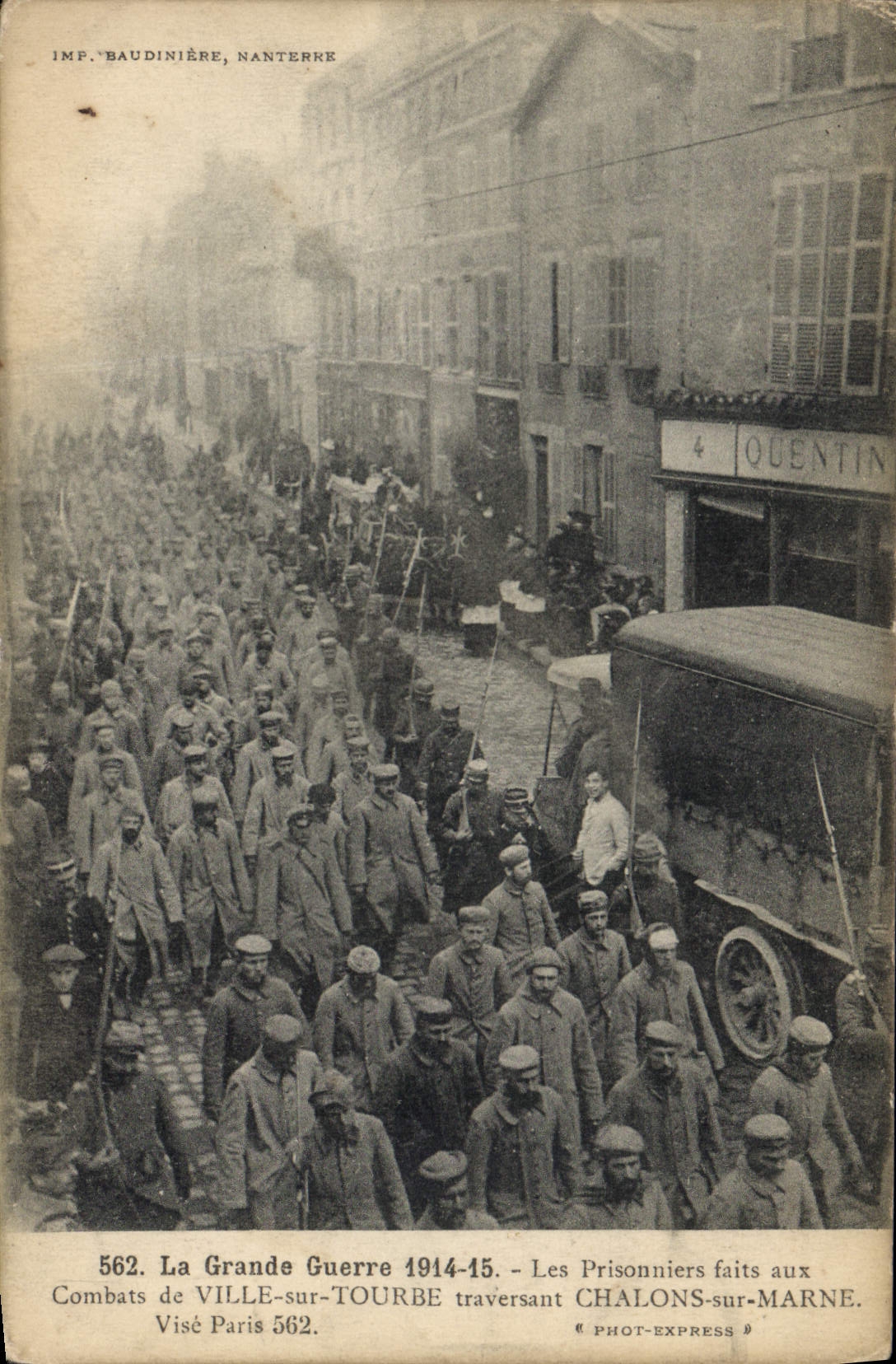 CPA Militaria Les prisonniers faits aux combats de Ville sur Tourbe traversant Chalons sur Marne 