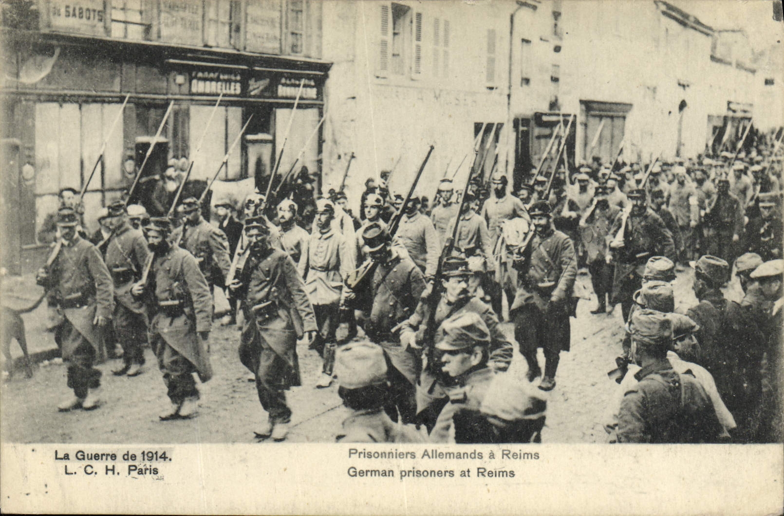 CPA Militaria Prisonniers allemands a Reims 