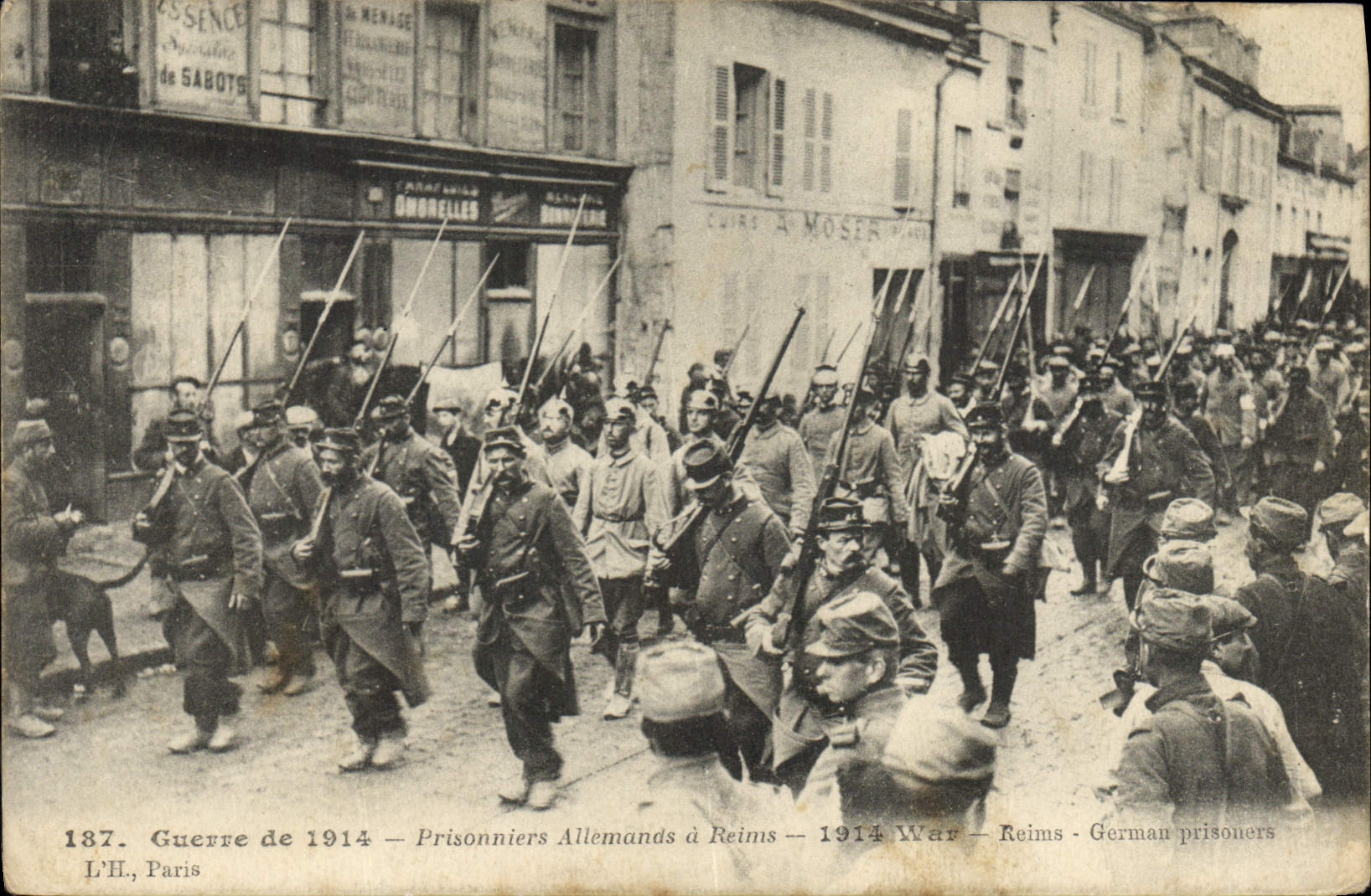 CPA Militaria Prisonniers allemands a Reims 
