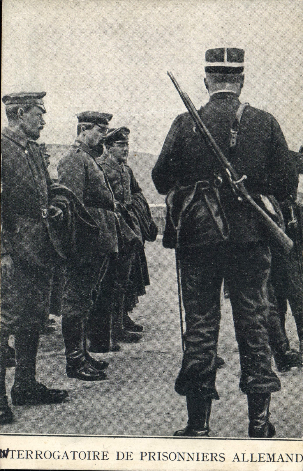 CPA Militaria Interrogatoire des prisonniers allemands 