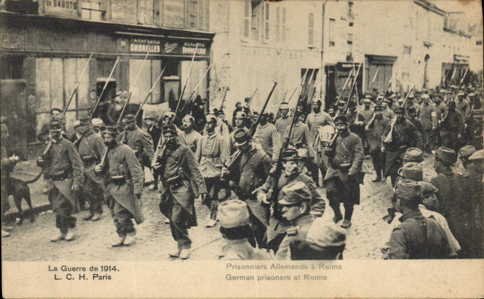 CPA Militaria Prisonniers allemands a Reims 