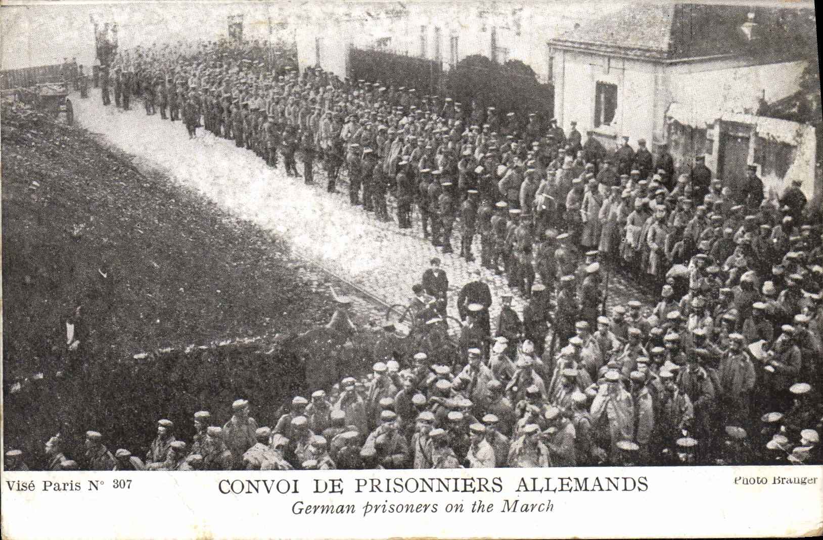 CPA Militaria Convoi de prisonniers allemands