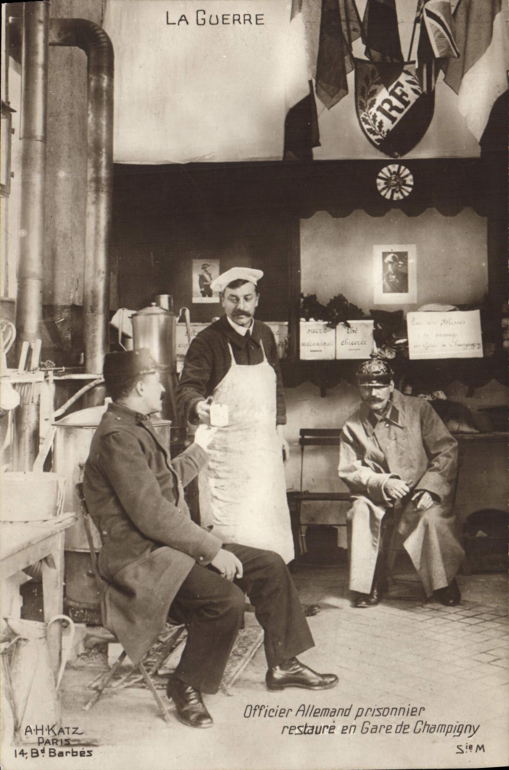 Restores del alemán de Militaria Officier de la POSTAL de la VENDIMIA en la estación de Champigny