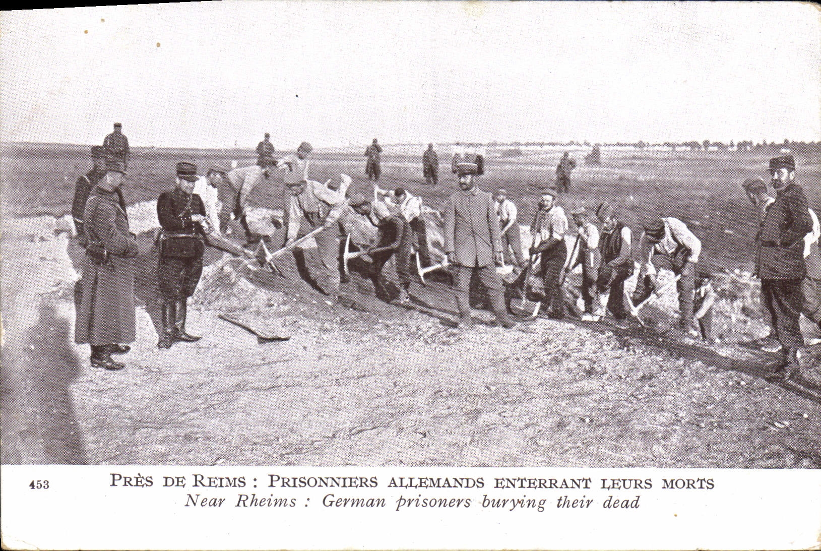 VINTAGE POSTCARD Militaria Close to German Captive Rheims burying their deaths