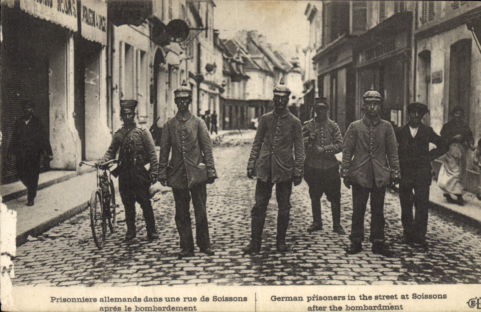 VINTAGE POSTCARD Militaria German Prisoners in a street of Soissons after the bombardment