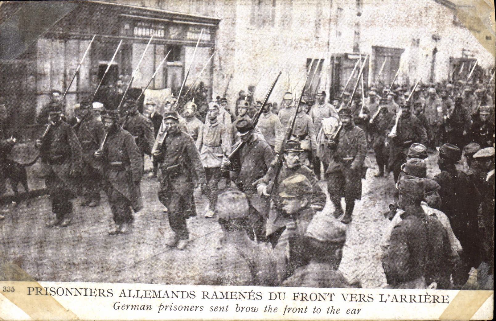 CPA Militaria Prisonniers allemands ramenes du front vers l'arriere 