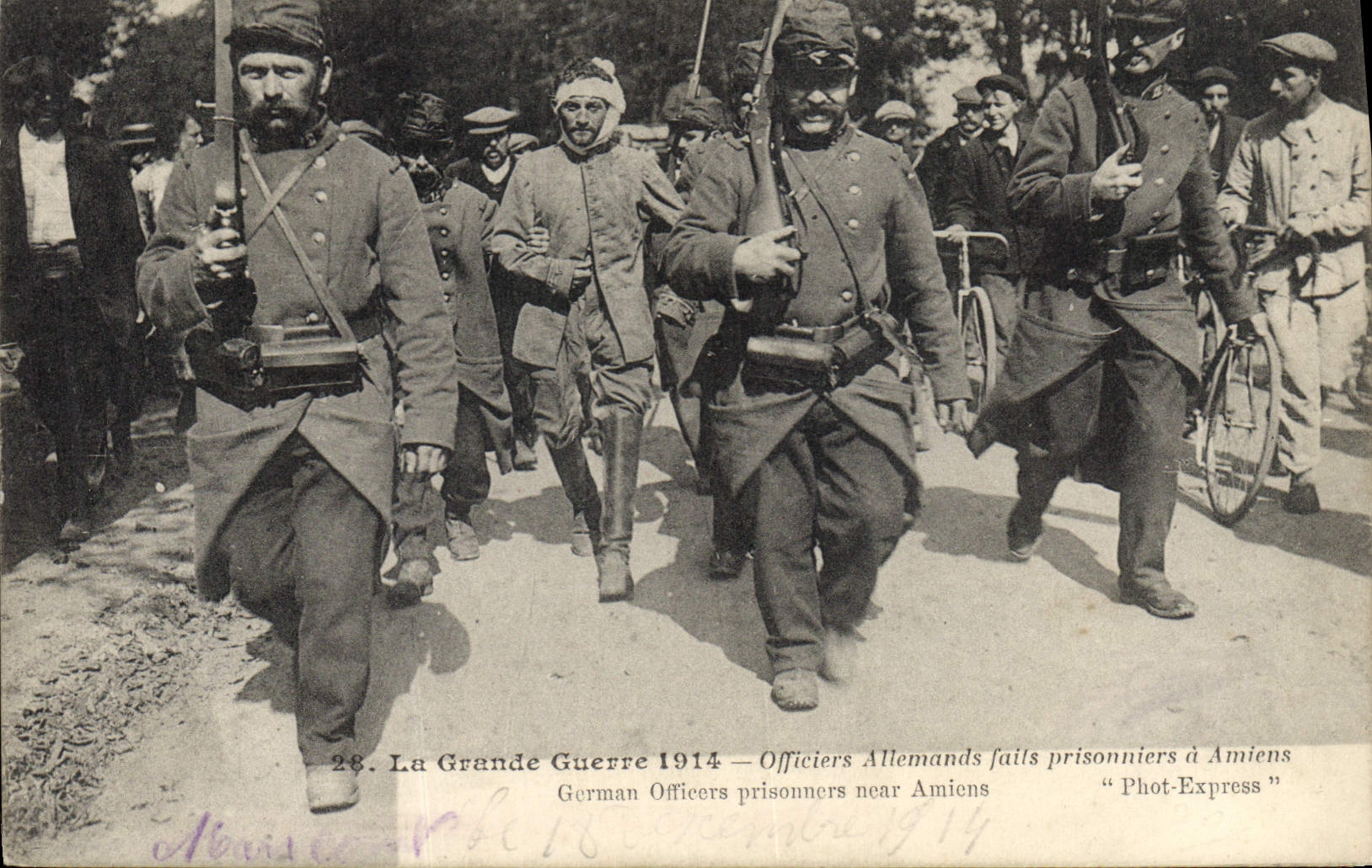 CPA Militaria Officiers allemands faits prisonniers a Amiens 